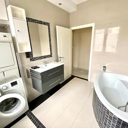 Park Apartment *